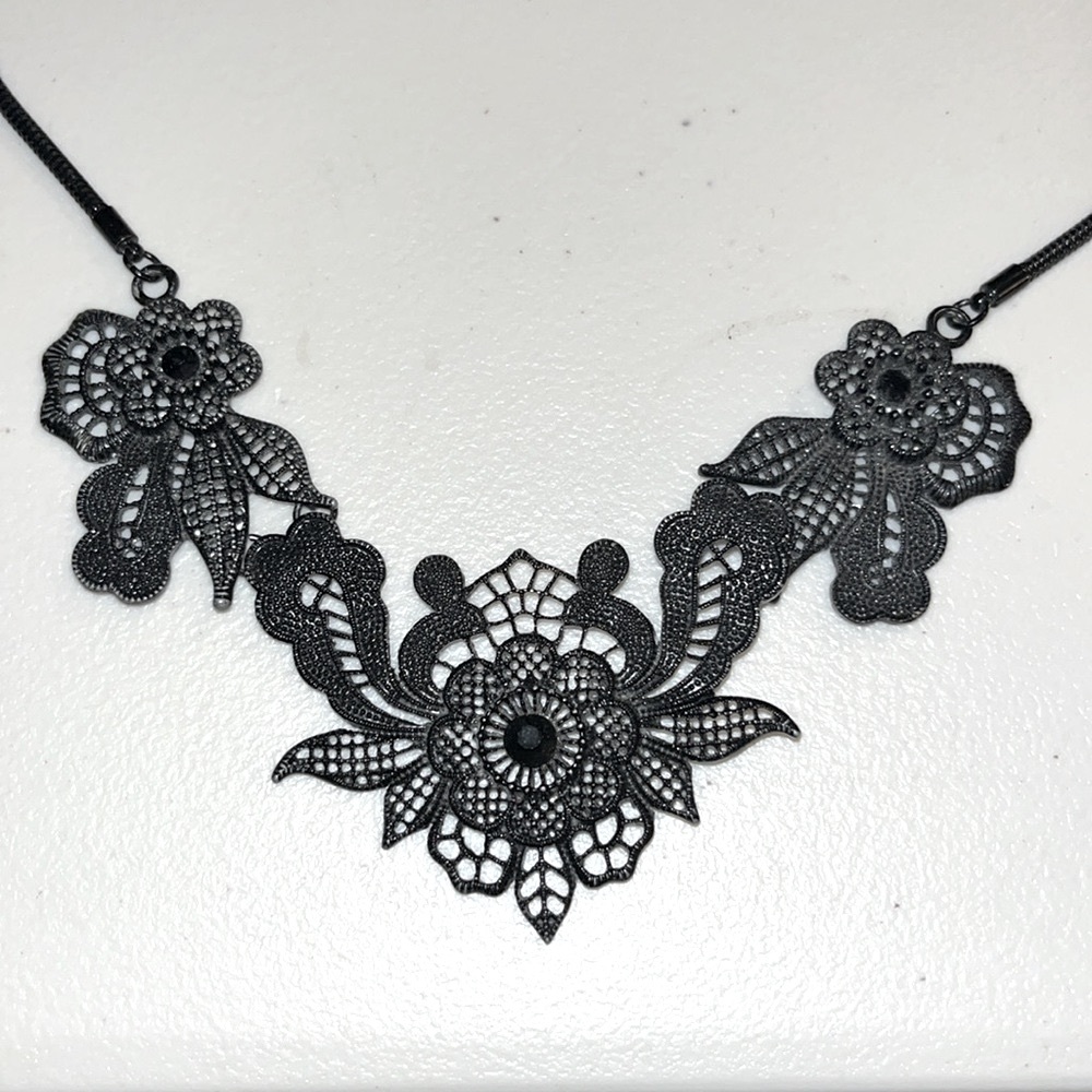Black lace floral necklace - Picture 3 of 13